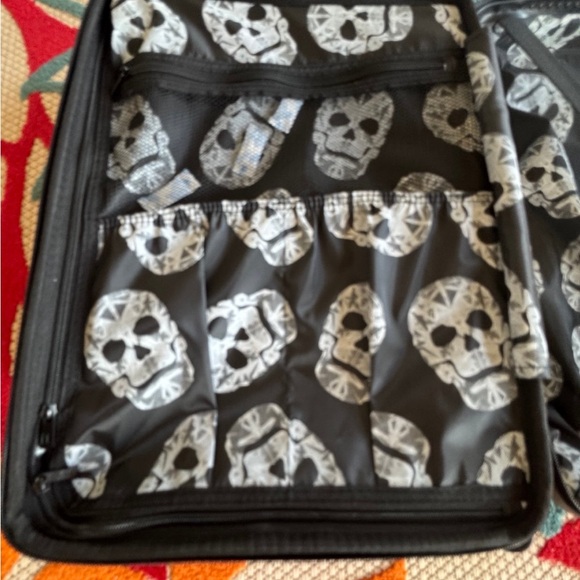 IT LUGGAGE “RED SKULLS”  HARDSIDE CARRY ON ROLLER LUGGAGE NEW - Picture 10 of 12
